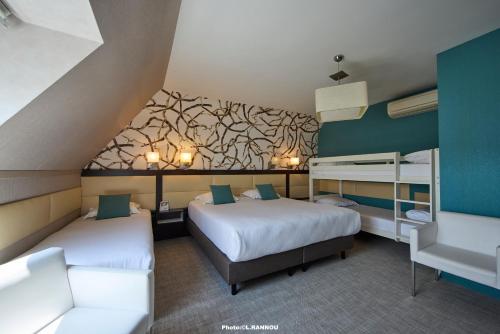 1 king bed, 1 twin bed, 2 bunk beds