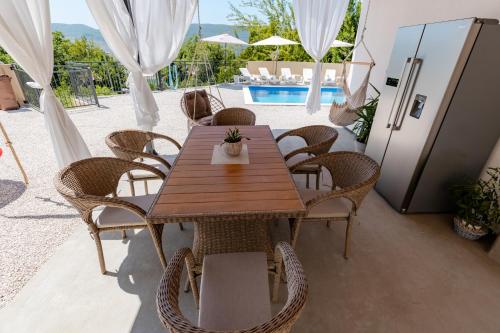 Garden, House with Pool - Ratisevina in Ratisevina