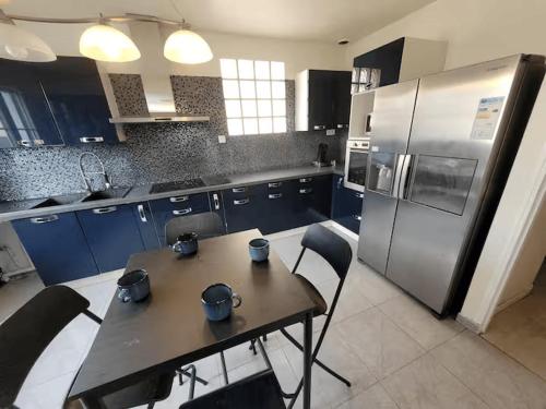 ห้องครัว, Villa à 30 min des parcs Asterix et Disneyland (Villa a 30 min des parcs Asterix et Disneyland) in เชล