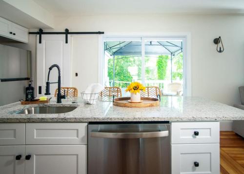 Lakeview Getaway with Hot Tub in บิลเลริกา (MA)