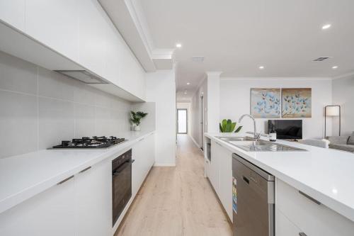Modeina Modern Brand New 4BR Home in 卡羅林斯溫泉