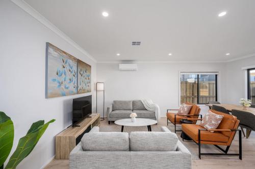 Modeina Modern Brand New 4BR Home in 卡羅林斯溫泉