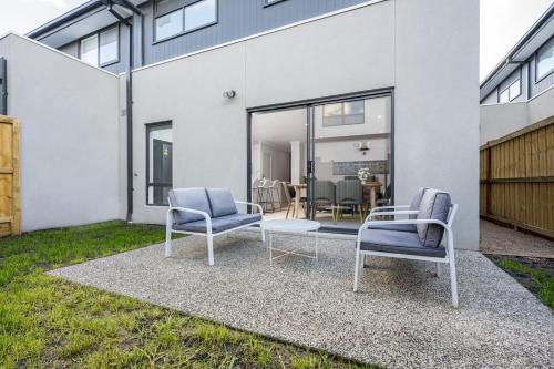 Modeina Modern Brand New 4BR Home in 卡羅林斯溫泉