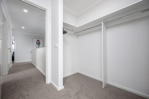 Modeina Modern Brand New 4BR Home in 卡羅林斯溫泉