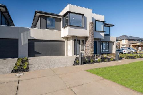 Modeina Modern Brand New 4BR Home in 卡羅林斯溫泉