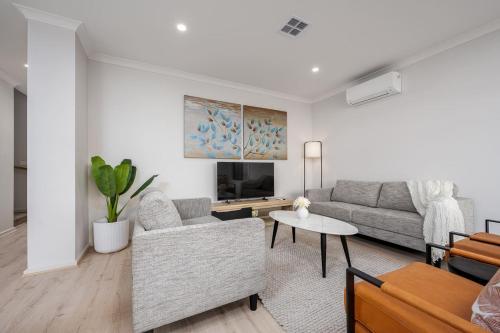 Modeina Modern Brand New 4BR Home in 卡羅林斯溫泉