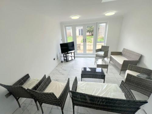 Spacious 6-bedroom house in South London (Zone 4)