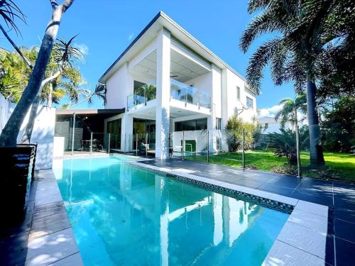 4 Ensuites Patio Pool BBQ Billiards Media Room
