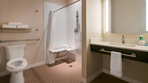 King Room - Hearing Accessible - Roll-in Shower