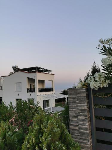 A szálláshely kívülről, Platan Paradise in Platanitis Maronia