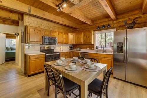 Covered Deck, Private Acreage Log Cabin in Pine, Pine (foto 9)