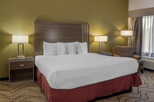 Best Western Heritage Inn Room Type - King Room with Roll-In Shower - Disability Access