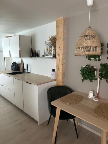 مطبخ, Modern apartment with stunning view and access to sea in Paradis