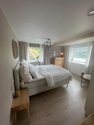 Modern apartment with stunning view and access to sea in Paradis