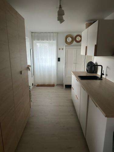 مطبخ, Modern apartment with stunning view and access to sea in Paradis