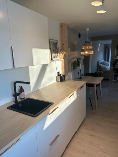 مطبخ, Modern apartment with stunning view and access to sea in Paradis