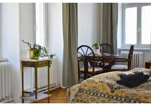 room detail thumbnail 1