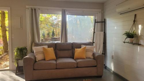 Cottage by the lakeshore with a private hot tub in 特賴恩 (NC)