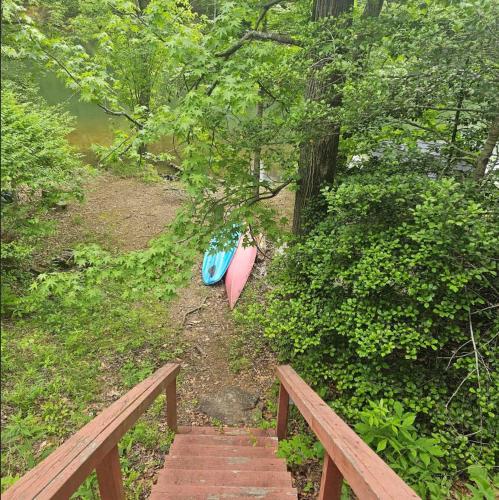 Cottage by the lakeshore with a private hot tub in 特賴恩 (NC)