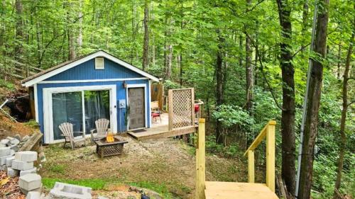 Cottage by the lakeshore with a private hot tub in 特賴恩 (NC)