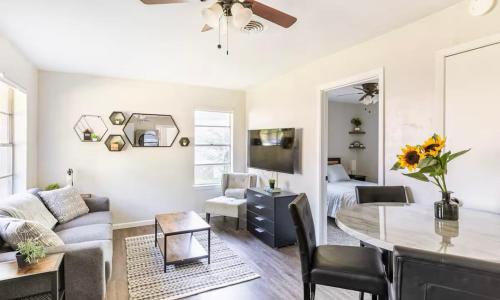 Find Peace at Charming Comfortable Downtown Home in Whitesboro (TX)