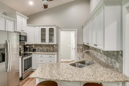 1/2 Mi to Kentucky Downs: Franklin Home w/ Patio! in Portland (TN)