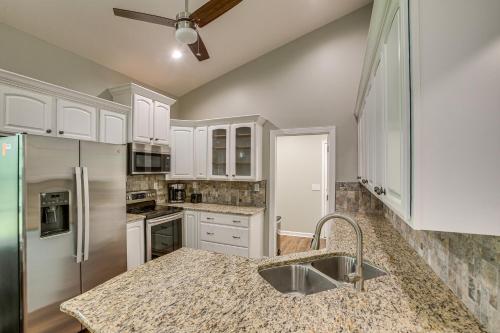 1/2 Mi to Kentucky Downs: Franklin Home w/ Patio! in Portland (TN)