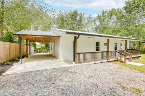 1/2 Mi to Kentucky Downs: Franklin Home w/ Patio! in Portland (TN)