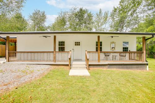 1/2 Mi to Kentucky Downs: Franklin Home w/ Patio! in Portland (TN)