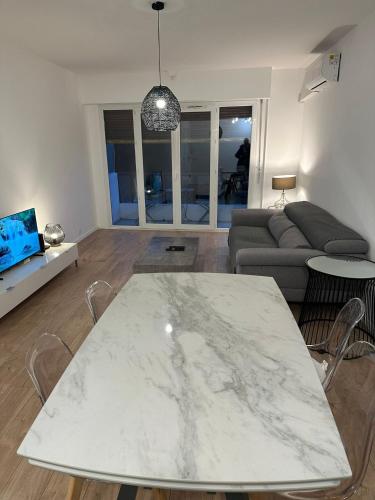 2 Bedroom Ocean view Apartment, Nice (photo 5)