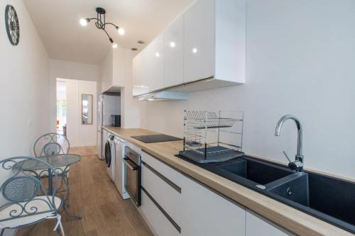 2 Bedroom Ocean view Apartment, Nice (photo 9)