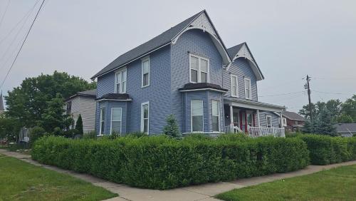 Beautiful downstairs 1bed 1bth charmer- Pet Friendly in Michigan City, USA