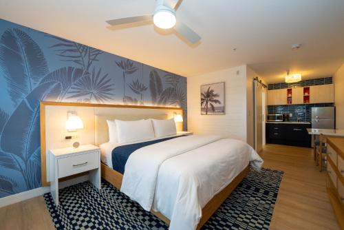 Sunshine Suites Resort in Grand Kaimanas