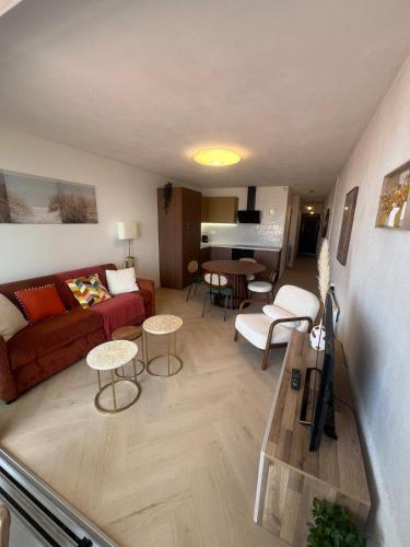 Beautiful apartment with sea view in เลอ กรู ดู ลัวร์