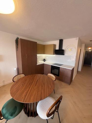 Beautiful apartment with sea view in เลอ กรู ดู ลัวร์