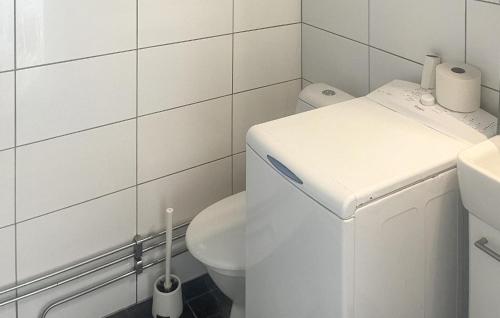 Bathroom, 1 Bedroom Beautiful Home In Bro in Bro