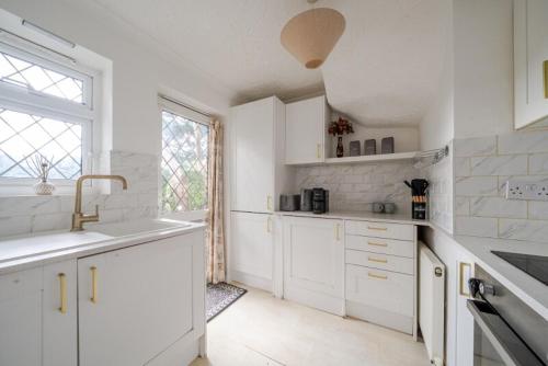 Cottage Mew for Contractors and Family Stays Near Bromley - Free Parking & WIFI near Cyprianis Locksbottom
