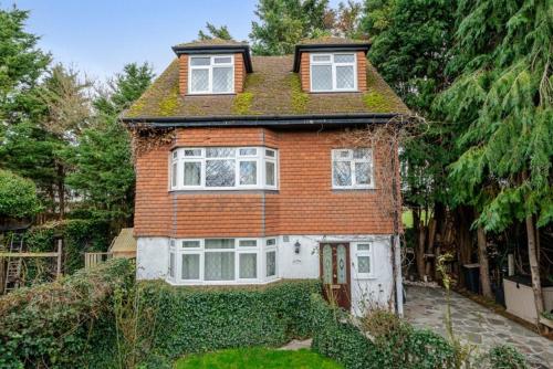 Cottage Mew for Contractors and Family Stays Near Bromley - Free Parking & WIFI near Cyprianis Locksbottom