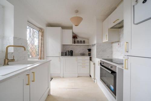 Cottage Mew for Contractors and Family Stays Near Bromley - Free Parking & WIFI near Cyprianis Locksbottom