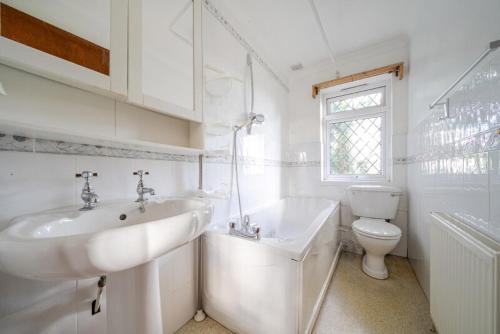 Cottage Mew for Contractors and Family Stays Near Bromley - Free Parking & WIFI near Cyprianis Locksbottom