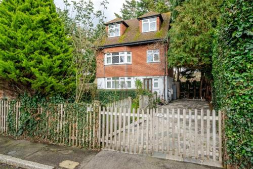 Cottage Mew for Contractors and Family Stays Near Bromley - Free Parking & WIFI near Cyprianis Locksbottom