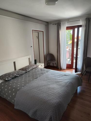 Double Room with Balcony image 8