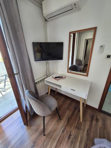 Double Room with Balcony image 6