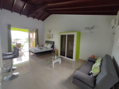 Studio Fressinette ou F3 Charme Exotique - Capesterre-Belle-Eau, balcon, vue mer et proche plage in Καπεστέρ-Μπελ-Ο