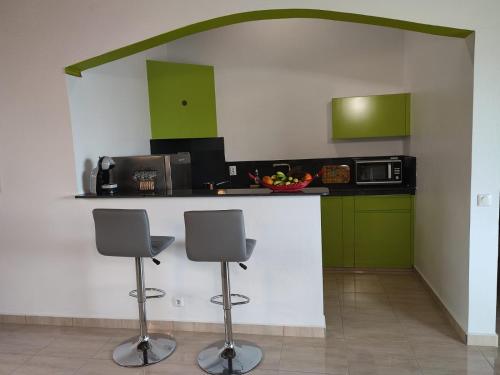 Studio Fressinette ou F3 Charme Exotique - Capesterre-Belle-Eau, balcon, vue mer et proche plage in Καπεστέρ-Μπελ-Ο