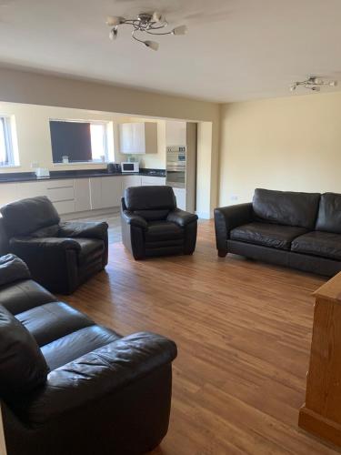 Large 3 Bed contractor House sleeps 7