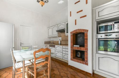 Les Bellevue Cité "3 Apartments, 1 with Garden & Private Parking, Aircon, WiFi, Free Public Car Park, 1 km from Cité" 5
