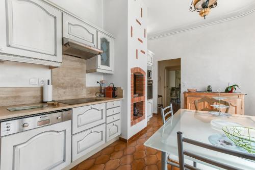 Les Bellevue Cité "3 Apartments, 1 with Garden & Private Parking, Aircon, WiFi, Free Public Car Park, 1 km from Cité" 2