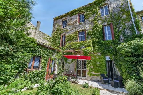 Les Bellevue Cité "4 Apartments, 1 with Garden & Private Parking, Aircon, WiFi, Free Public Car Park, 1 km from Cité" 2
