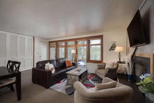 Cozy Cascade Retreat - For 4